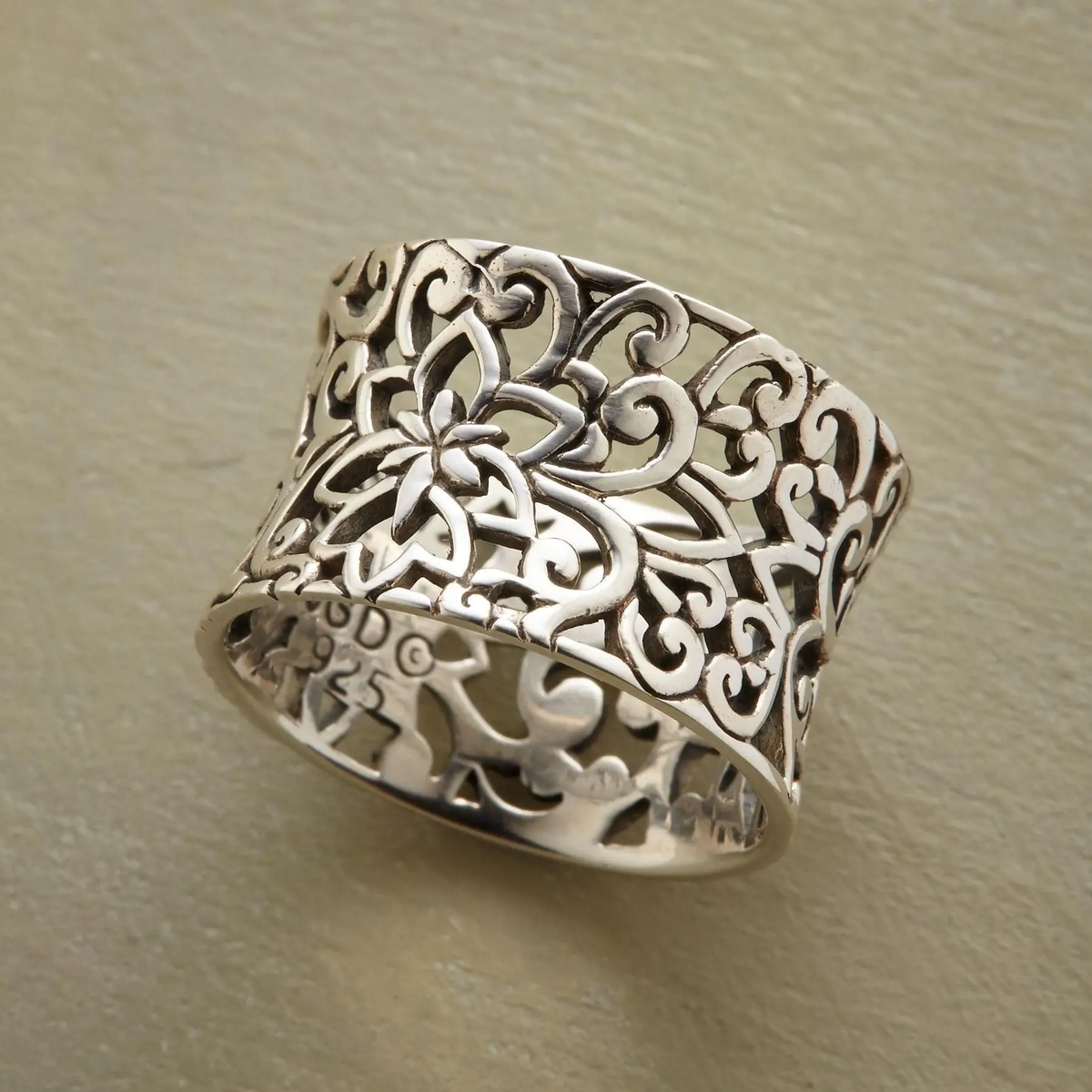 Carolina | Vintage Silver Ring with Hollow Space