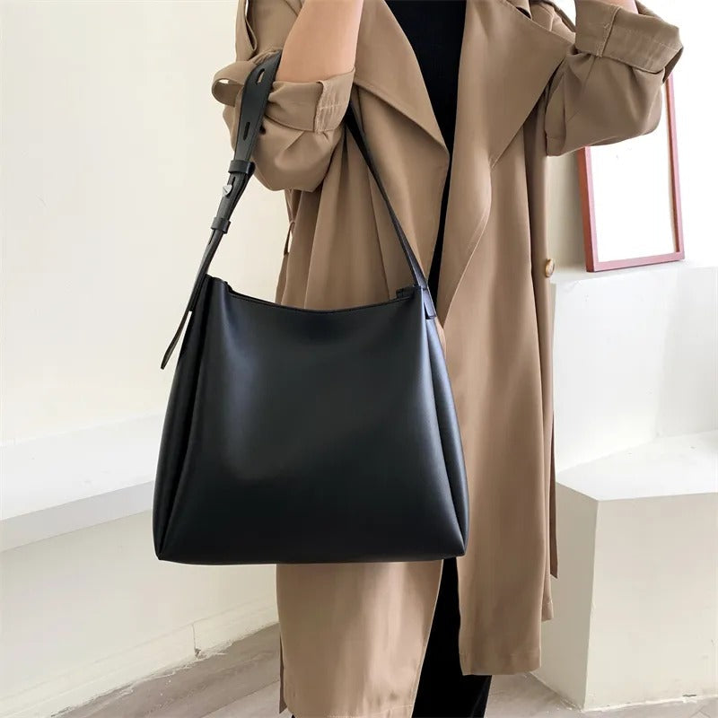Asløg | Minimalist Shoulder Bag in Modern Cut
