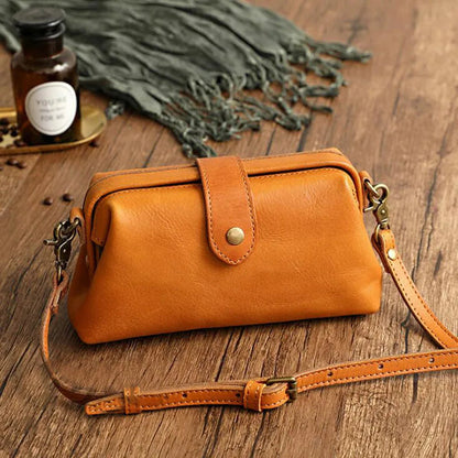 Herdis | Classic and compact bag in warm cognac shade