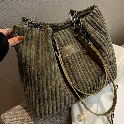 Alvhilde | Soft ribbed bag with stylish metal chain
