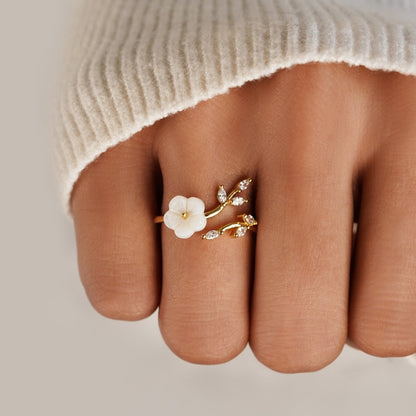 Estela | Ring with White Flowers