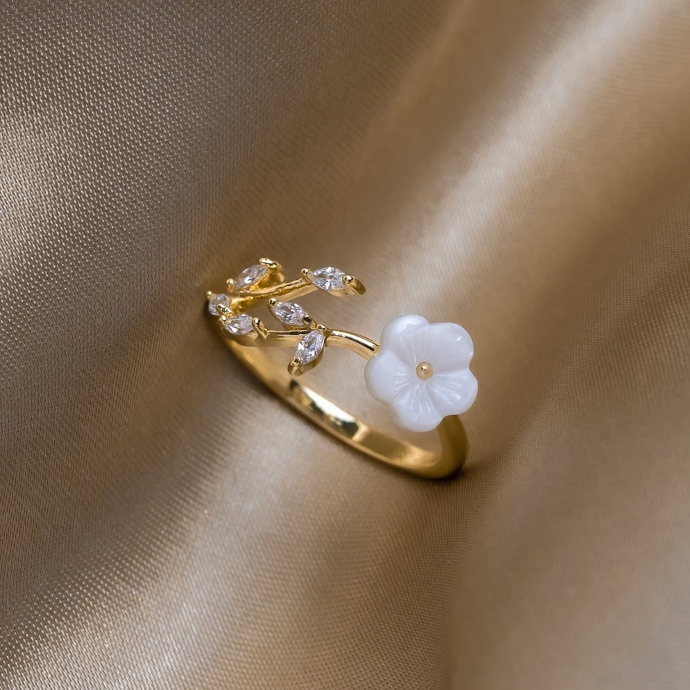Estela | Ring with White Flowers