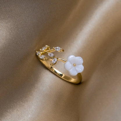 Estela | Ring with White Flowers